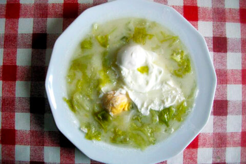 Zalaten Lawent - Suppe mit Salat und ganzen Eiern